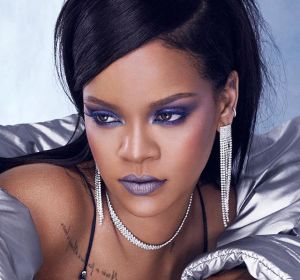 Rihanna promocionando sus nuevos productos de maquillaje Rihanna promocionando sus nuevos productos de maquillaje