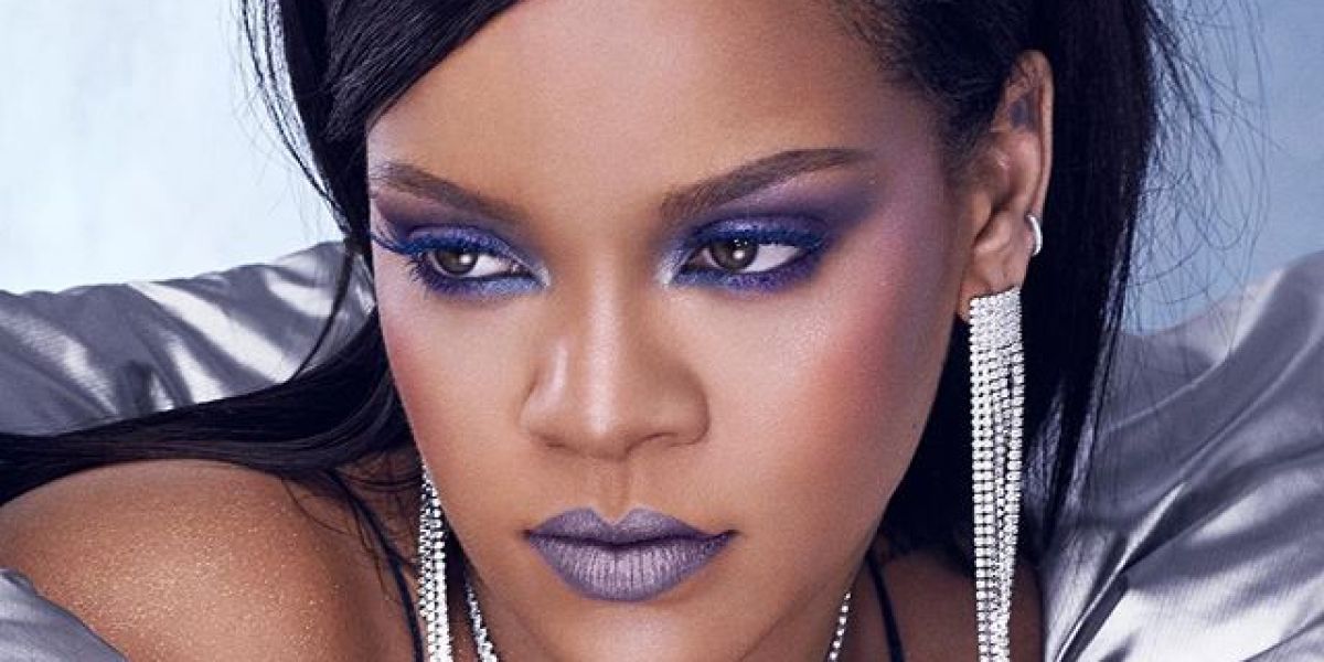 Rihanna promocionando sus nuevos productos de maquillaje