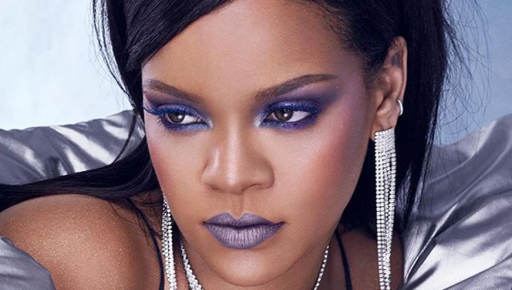Rihanna promocionando sus nuevos productos de maquillaje