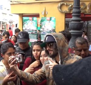 El youtuber Juan Bertheau haciéndose pasar por Maluma El youtuber Juan Bertheau haciéndose pasar por Maluma