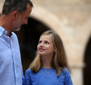 La Princesa Leonor junto a su padre en el Palacio de la Almudaina durante sus vacaciones en Palma La Princesa Leonor junto a su padre en el Palacio de la Almudaina durante sus vacaciones en Palma