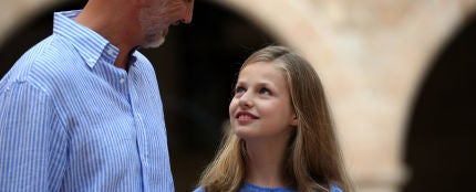 La Princesa Leonor junto a su padre en el Palacio de la Almudaina durante sus vacaciones en Palma