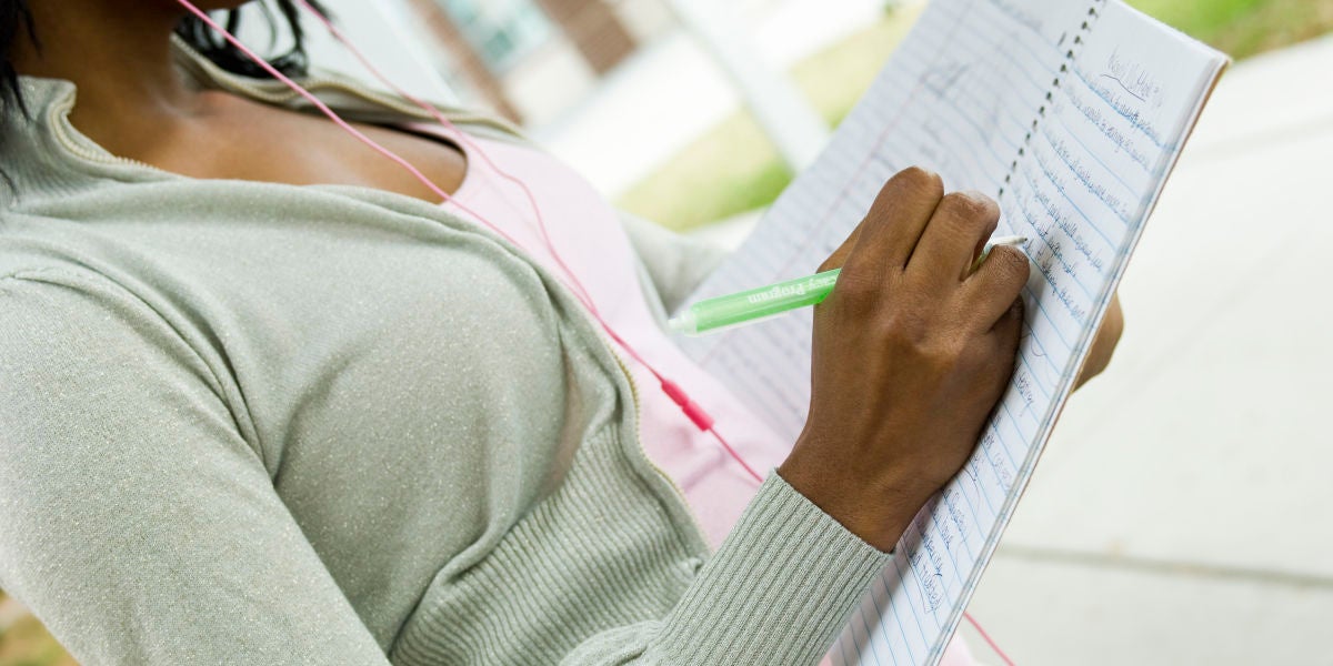 Mujer escribiendo en una libreta