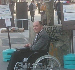El hombre al que nadie ayudó a subir a un autobús en París El hombre al que nadie ayudó a subir a un autobús en París