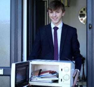 Un alumno transporta los libros en un microondas Un alumno transporta los libros en un microondas