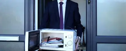 Un alumno transporta los libros en un microondas Un alumno transporta los libros en un microondas