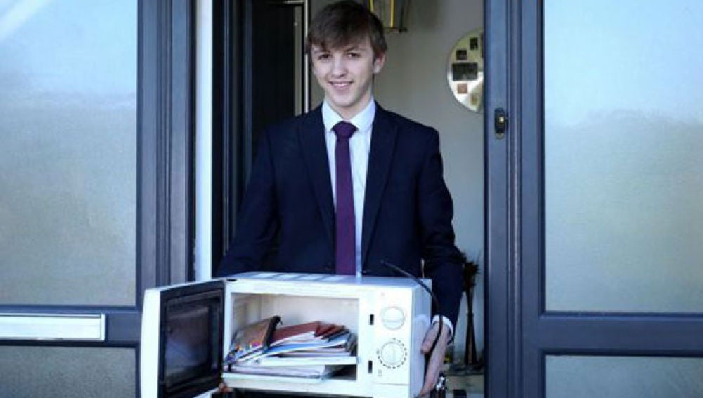 Un alumno transporta los libros en un microondas