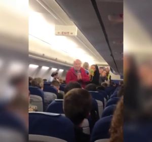 Expulsan a una pareja de ancianos españoles de un avión tras una discusión que fue a más por no entender el idioma Expulsan a una pareja de ancianos españoles de un avión tras una discusión que fue a más por no entender el idioma