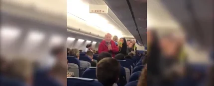 Expulsan a una pareja de ancianos españoles de un avión tras una discusión que fue a más por no entender el idioma Expulsan a una pareja de ancianos españoles de un avión tras una discusión que fue a más por no entender el idioma