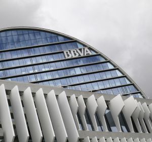 Fachada de la sede corporativa del BBVA, en el distrito de Las Tablas en Madrid Fachada de la sede corporativa del BBVA, en el distrito de Las Tablas en Madrid