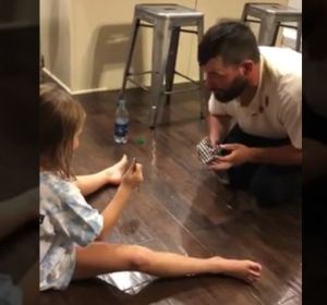 Padre engaña a su hija Padre engaña a su hija