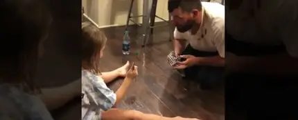 Padre engaña a su hija Padre engaña a su hija