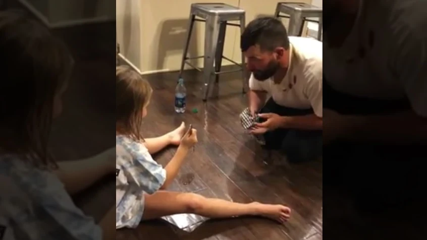 Padre enga&ntilde;a a su hija