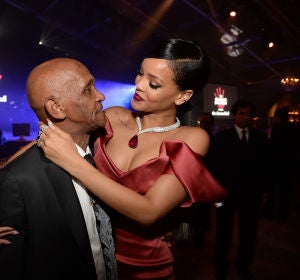 Rihanna con su abuelo Lionel Braithwaite Rihanna con su abuelo Lionel Braithwaite