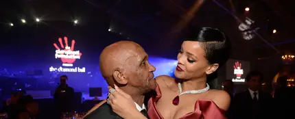 Rihanna con su abuelo Lionel Braithwaite Rihanna con su abuelo Lionel Braithwaite