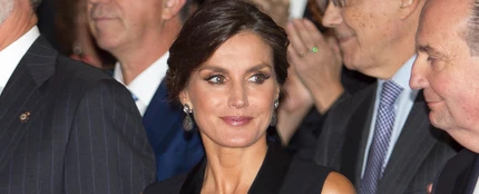 La reina Letizia con su favorecedor mono negro de Hugo Boss La reina Letizia con su favorecedor mono negro de Hugo Boss
