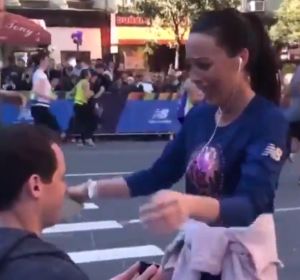 Le pide matrimonio a su novia en mitad de su primer maratón y las redes sociales enfurecen Le pide matrimonio a su novia en mitad de su primer maratón y las redes sociales enfurecen