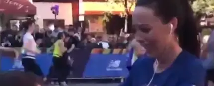 Le pide matrimonio a su novia en mitad de su primer maratón y las redes sociales enfurecen Le pide matrimonio a su novia en mitad de su primer maratón y las redes sociales enfurecen