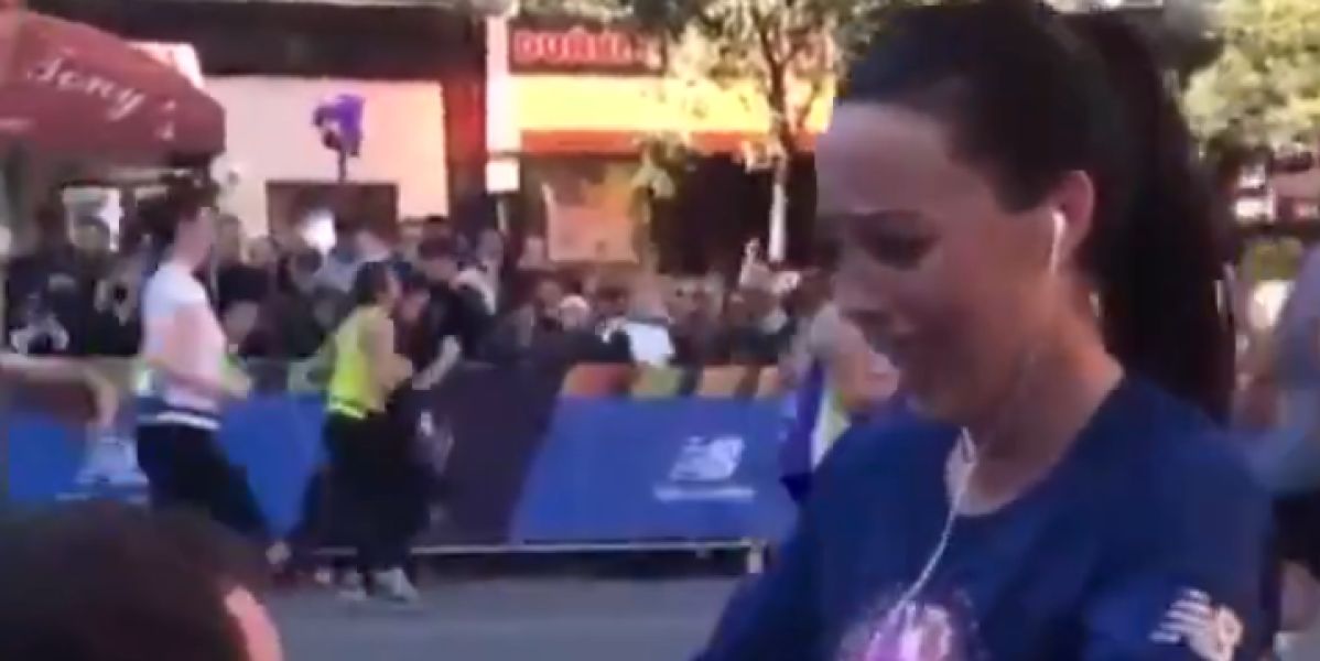 Le pide matrimonio a su novia en mitad de su primer maratón y las redes sociales enfurecen