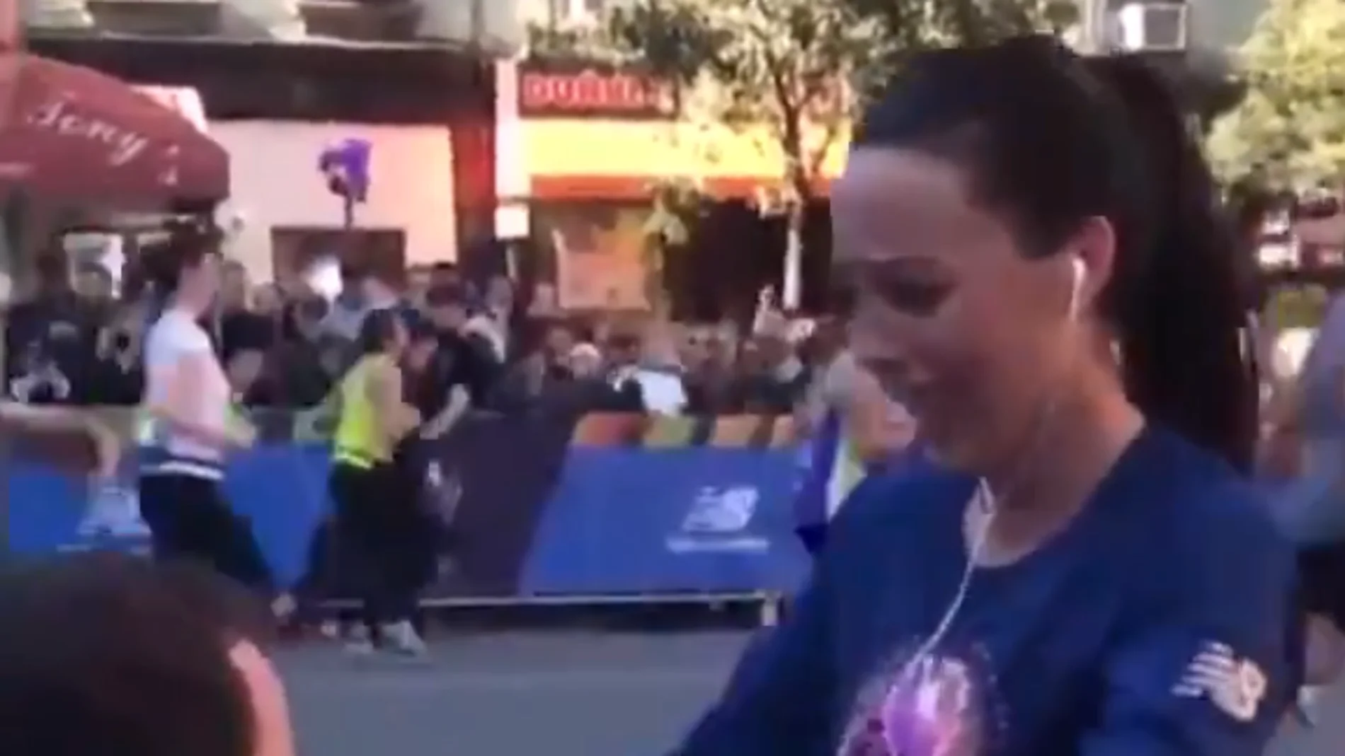 Le pide matrimonio a su novia en mitad de su primer maratón y las redes sociales enfurecen Le pide matrimonio a su novia en mitad de su primer maratón y las redes sociales enfurecen