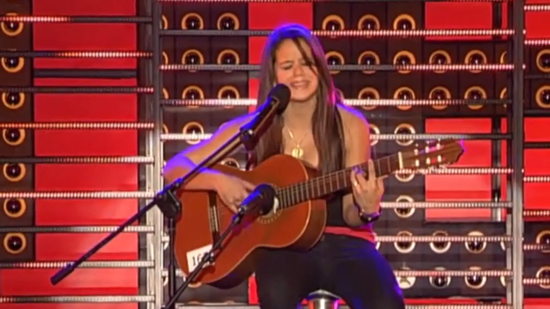 Rosalía cantando con 15 años