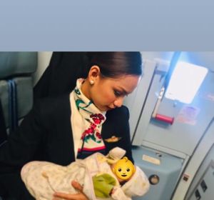 Una azafata de vuelo amamantando a un bebé Una azafata de vuelo amamantando a un bebé