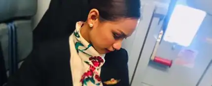 Una azafata de vuelo amamantando a un bebé Una azafata de vuelo amamantando a un bebé