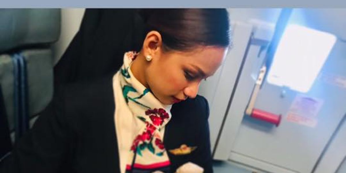 Una azafata de vuelo amamantando a un bebé