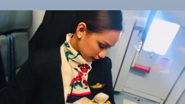 Una azafata de vuelo amamantando a un bebé