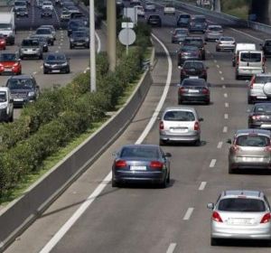 Coches circulando por una autovía Coches circulando por una autovía