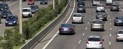 Coches circulando por una autovía Coches circulando por una autovía
