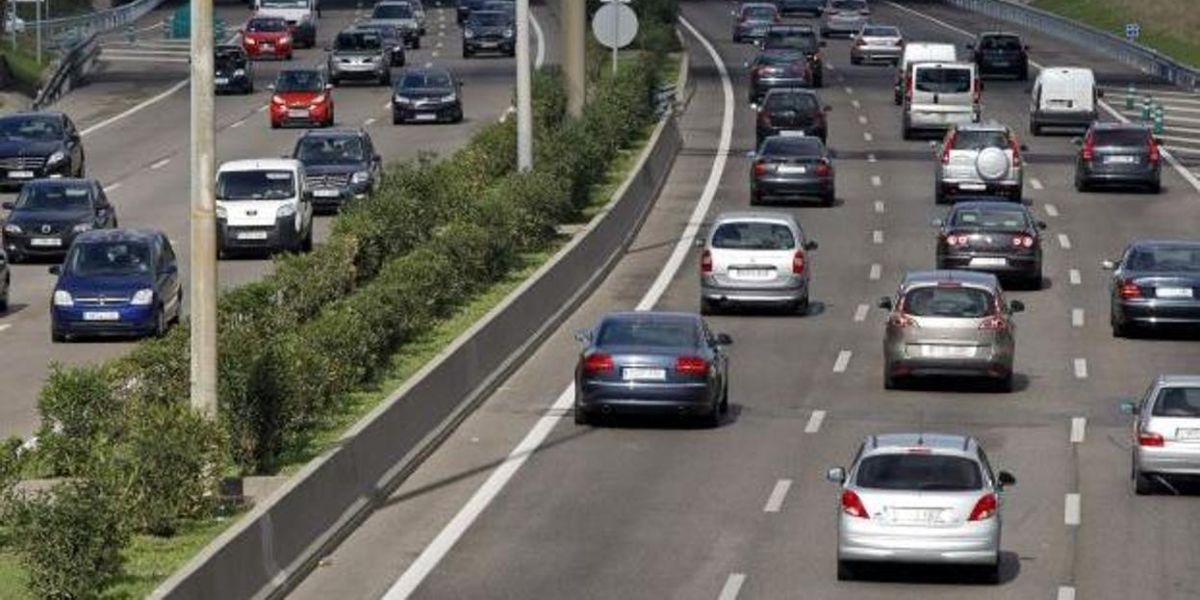 Coches circulando por una autovía