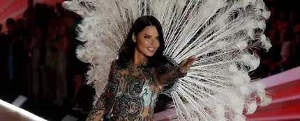 La modelo brasileña Adriana Lima camina en la pasarela durante el desfile de modas de Victoria's Secret La modelo brasileña Adriana Lima camina en la pasarela durante el desfile de modas de Victoria's Secret