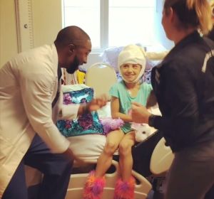 El neurocirujano infantil que triunfa con sus bailes con sus pacientes El neurocirujano infantil que triunfa con sus bailes con sus pacientes