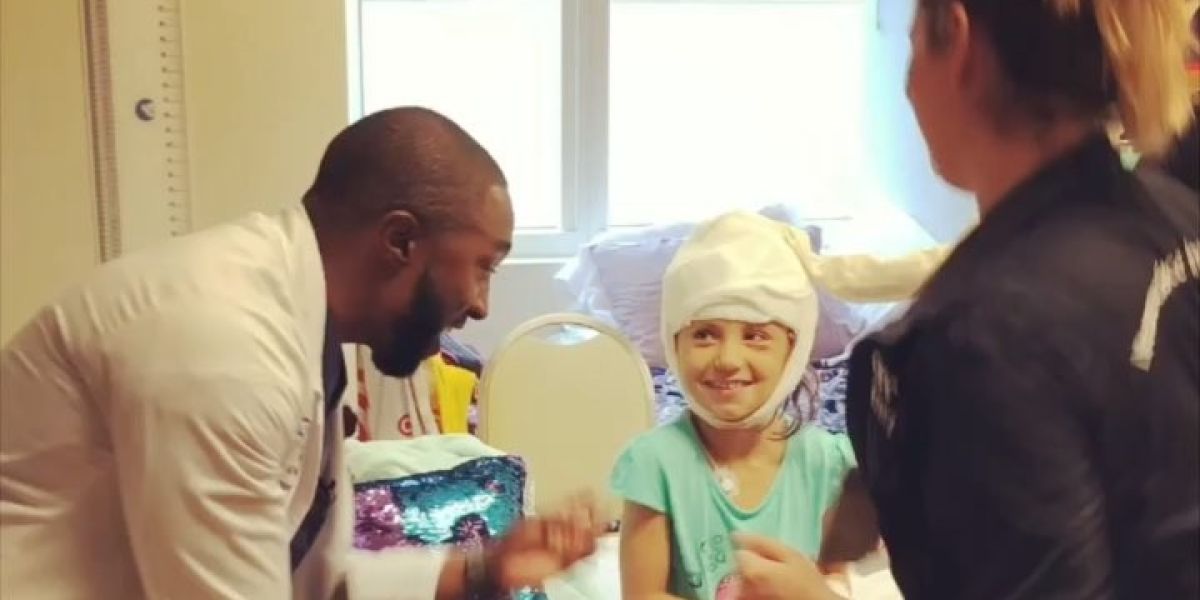 El neurocirujano infantil que triunfa con sus bailes con sus pacientes