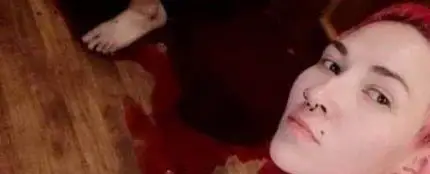 Una mujer apuñala a su marido y se fotografía con él Una mujer apuñala a su marido y se fotografía con él