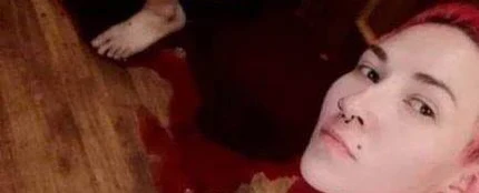 Una mujer apuñala a su marido y se fotografía con él Una mujer apuñala a su marido y se fotografía con él