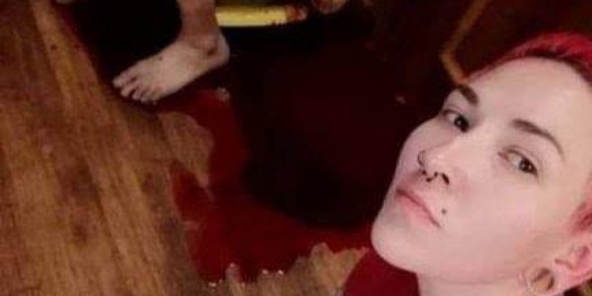 Una mujer apuñala a su marido y se fotografía con él