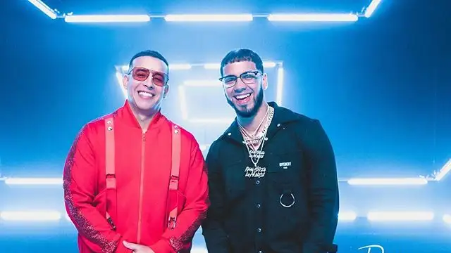 Daddy Yankee y Anuel AA en el videoclip de 'Adictiva'