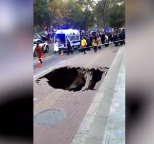 Una mujer cae tres metros dentro de un agujero que se ha formado inexplicablemente en China Una mujer cae tres metros dentro de un agujero que se ha formado inexplicablemente en China