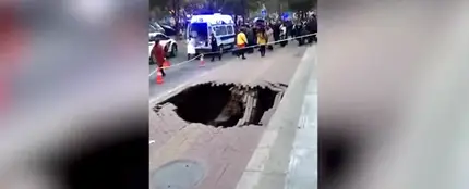 Una mujer cae tres metros dentro de un agujero que se ha formado inexplicablemente en China Una mujer cae tres metros dentro de un agujero que se ha formado inexplicablemente en China