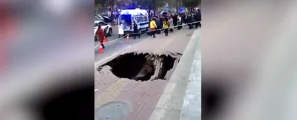 Una mujer cae tres metros dentro de un agujero que se ha formado inexplicablemente en China Una mujer cae tres metros dentro de un agujero que se ha formado inexplicablemente en China