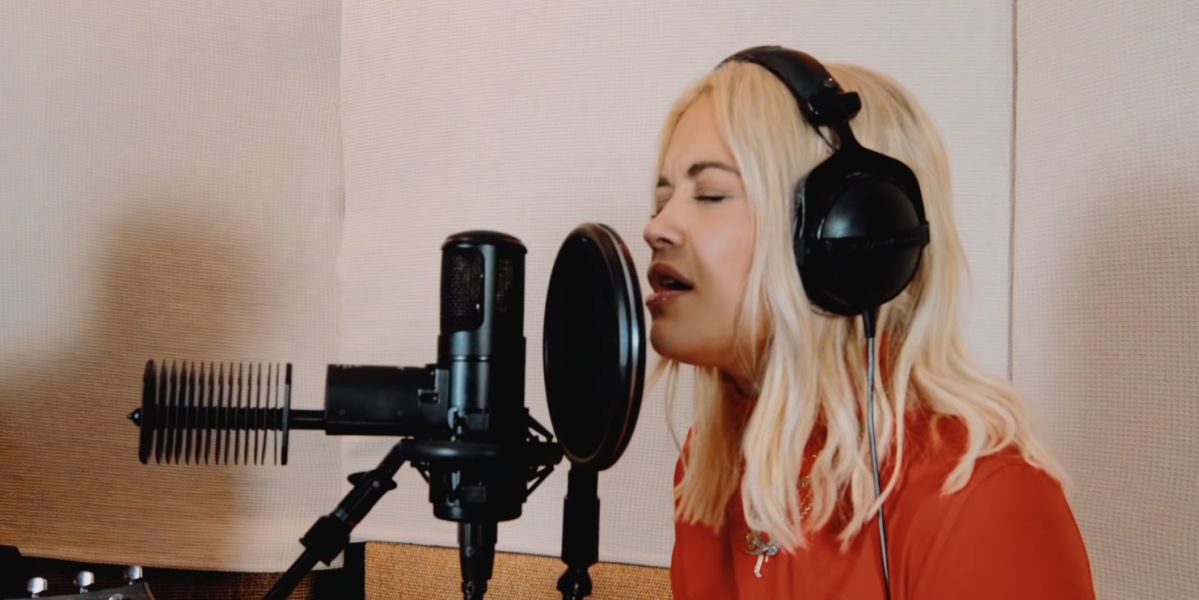 Rita Ora cantando en acústico 'Let You Love Me'