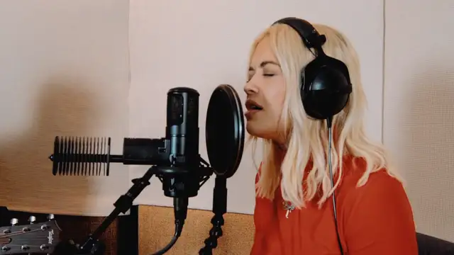Rita Ora cantando en acústico 'Let You Love Me'