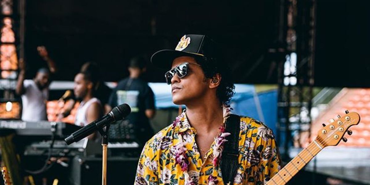 Bruno Mars durante su concierto en Hawaii