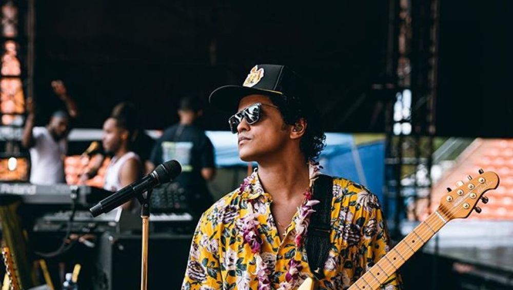 Bruno Mars durante su concierto en Hawaii