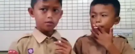 Niños fumando Niños fumando