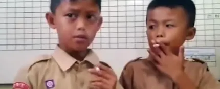Niños fumando Niños fumando