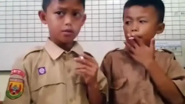 Niños fumando