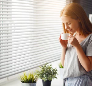 Mujer tomando café Mujer tomando café